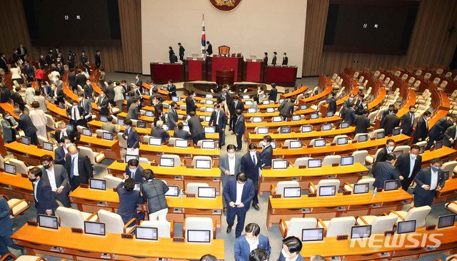 [서울=뉴시스]김선웅 기자 = 국회의원들이 3일 오후 서울 여의도 국회 본회의장에서 미래통합당이 불참한 가운데 열린 제379회국회(임시회) 제7차 본회의가 산회한 후 퇴장 하고 있다. 2020.07.03.&nbsp; mangusts@newsis.com