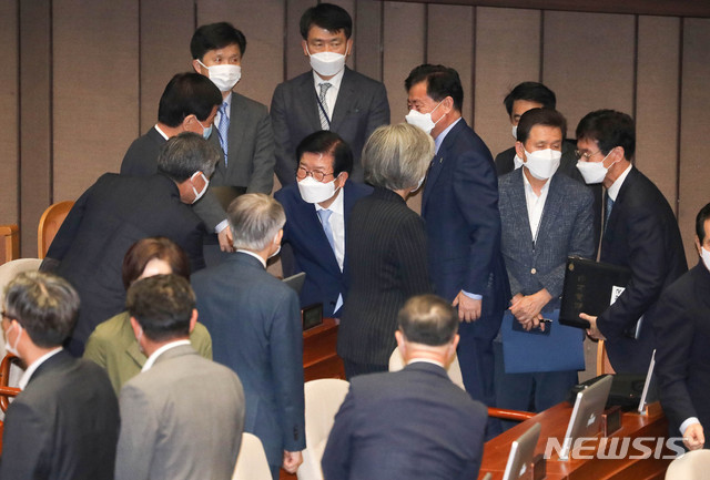 [서울=뉴시스]김선웅 기자 = 박병석 국회의장이 3일 오후 서울 여의도 국회 본회의장에서 미래통합당이 불참한 가운데 열린 제379회국회(임시회) 제7차 본회의가 산회한 후 퇴장 하며 국무위원들과 인사를 나누고 있다. 2020.07.03.&nbsp; mangusts@newsis.com