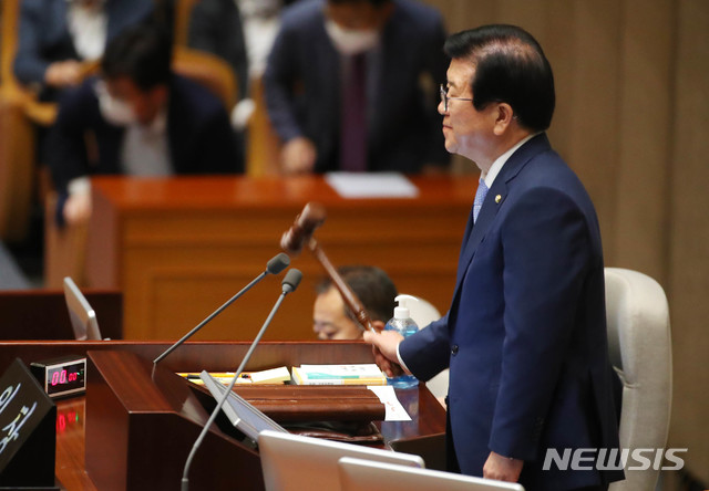 [서울=뉴시스] 장세영 기자 = 박병석 국회의장이이 3일 서울 여의도 국회본회의장에서 열린 제379회국회(임시회) 제7차 본회의에 참석해 산회를 선언하고 있다. 2020.07.03.&nbsp; photothink@newsis.com 