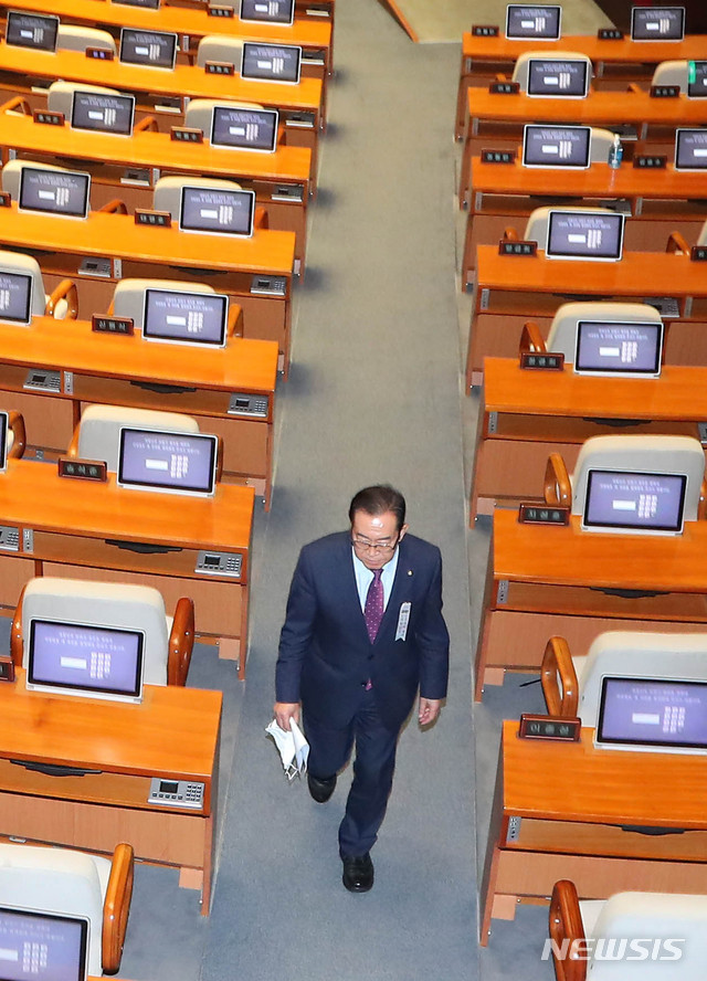 [서울=뉴시스] 장세영 기자 = 이종배 미래통합당 정책위의장이 3일 서울 여의도 국회본회의장에서 열린 제379회국회(임시회) 제7차 본회의에서 의사진행발언 후 본회의장을 나서고 있다. 2020.07.03. photothink@newsis.com