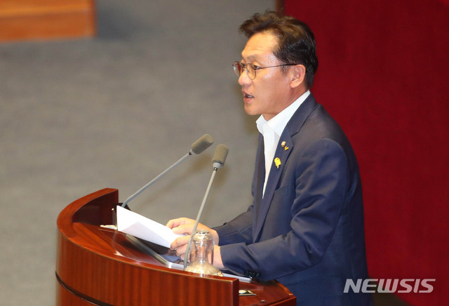 [서울=뉴시스] 장세영 기자 = 배진교 정의당 원내대표가 3일 오후 서울 여의도 국회 본회의장에서 열린 제379회국회(임시회) 제7차 본회의에서 의사진행 발언을 하고 있다. 2020.07.03.&nbsp; photothink@newsis.com