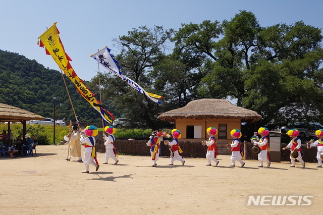 [예천=뉴시스] 김진호 기자 = 예천 삼강주막에서 상설공연이 펼쳐지고 있다. (사진=예천군 제공) 2020.07.04 photo@newsis.com