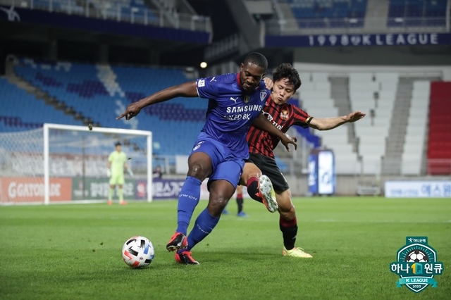 [서울=뉴시스] 올 시즌 첫 슈퍼매치가 난타전 끝에 3-3으로 끝났다. (제공=프로축구연맹)