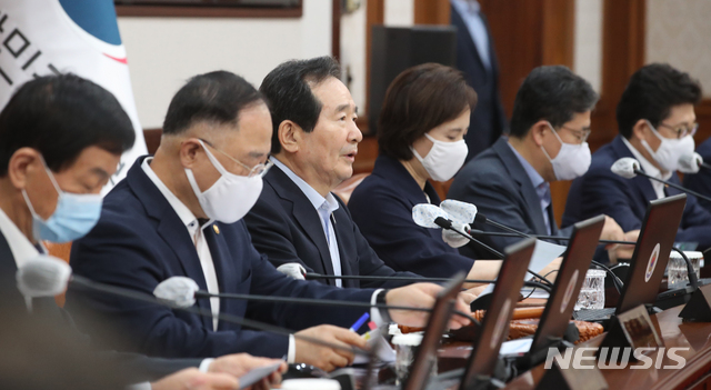 [서울=뉴시스]김명원 기자 = 정세균 국무총리가 지난 4일 오전 서울 종로구 정부서울청사에서 열린 임시 국무회의에 참석해 국무위원들과 국민의례를 하고 있다. 2020.07.04. kmx1105@newsis.com