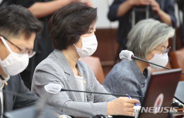 [서울=뉴시스]김명원 기자 = 추미애 법무부 장관이 4일 오전 서울 종로구 정부서울청사에서 열린 임시 국무회의에 참석해 정세균 총리의 발언을 경청하고 있다. 2020.07.04.&nbsp; kmx1105@newsis.com