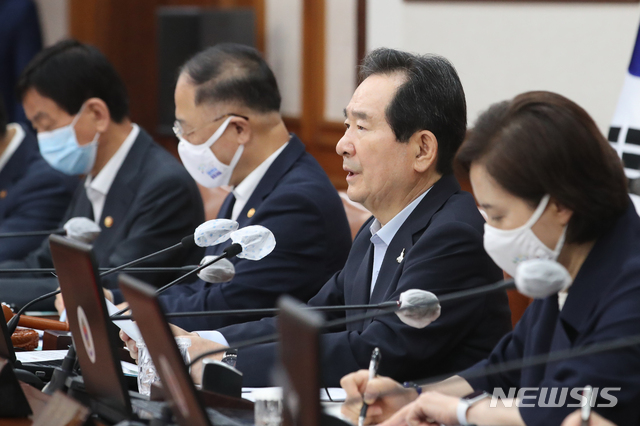 [서울=뉴시스]김명원 기자 = 정세균 국무총리가 4일 오전 서울 종로구 정부서울청사에서 열린 임시 국무회의에 참석해 국무위원들과 국민의례를 하고 있다. 2020.07.04. kmx1105@newsis.com