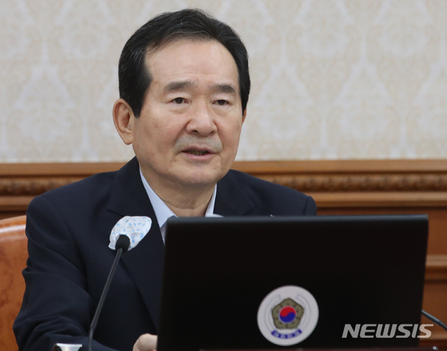 [서울=뉴시스]김명원 기자 = 정세균 국무총리가 4일 오전 서울 종로구 정부서울청사에서 열린 임시 국무회의에 참석해 국무위원들과 국민의례를 하고 있다. 2020.07.04. kmx1105@newsis.com