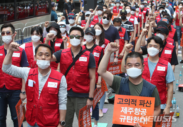 [서울=뉴시스]김명원 기자 = 이스타항공노조원들이 4일 서울 영등포구 여의도 민주당사 앞에서 이스타항공 운항재개 촉구 결의대회를 하고 있다. 2020.07.04. kmx1105@newsis.com