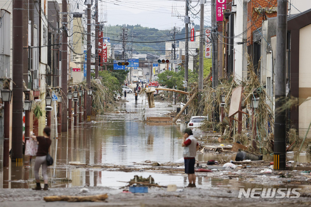 [히토요시=AP/뉴시스] 일본 규슈 구마모토현 일대에 최대 시간당 100mm 가까운 폭우가 쏟아지면서 홍수와 침수 등으로 적어도 16명이 숨진 가운데 초토화한 히토요시 시내에서 4일 시민들이 가재도구와 물건들을 정리하고 있다. 2020.07.04   