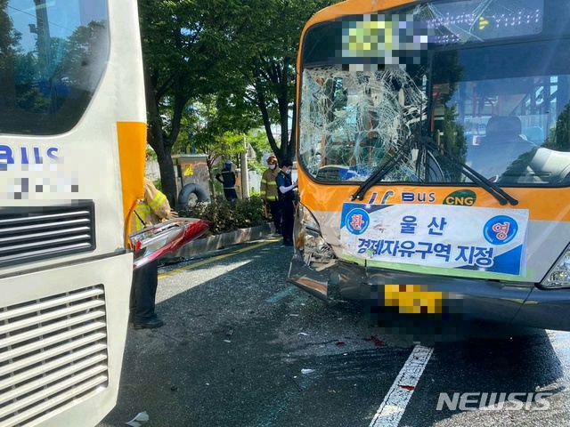 [울산=뉴시스] 박수지 기자 = 5일 오전 8시 51분께 울산시 남구 무거삼거리에서 시내버스 2대가 추돌해 소방당국이 사고를 수습하고 있다. 2020.07.05.(사진=울산소방본부 제공) photo@newsis.com