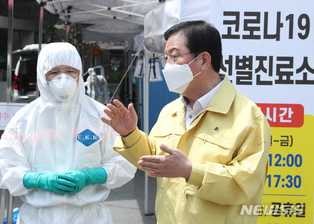 [대전=뉴시스]조명휘 기자 = 장종태 대전 서구청장이 5일 서구보건소 선별진료소를 찾아 현장상황을 점검하고 있다. (사진= 서구청 제공). 2020.07.05. photo@newsis.com