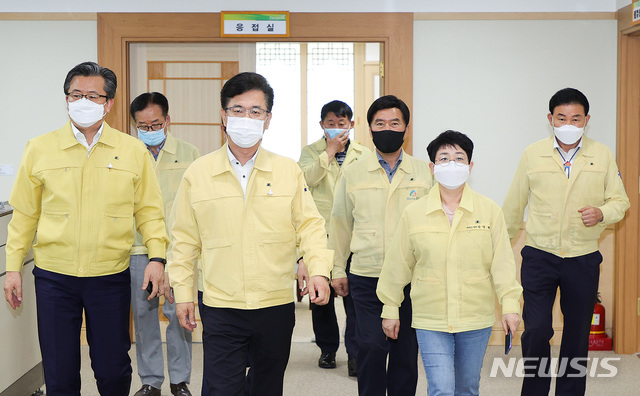 [대전=뉴시스]조명휘 기자 = 허태정 대전시장과 5개 구청장 등이 5일 오후 1시 30분 시청 중회의실에서 코로나19 집단감염 확산에 따른 긴급전략회의에 참석하기 위해 이동하고 있다. (사진= 대전시 제공). 2020.07.05.&nbsp; photo@newsis.com