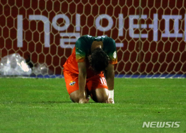 강원FC 시즌 첫 홈 1-3 역전패…감독 교체론 점화