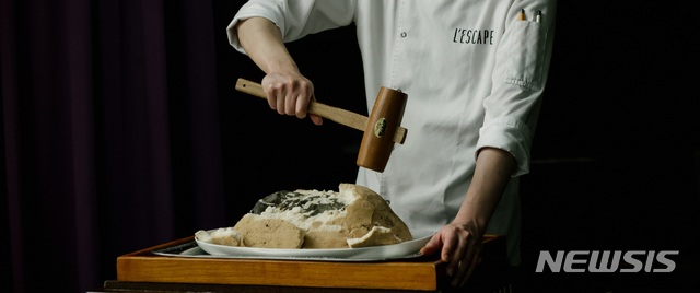 [서울=뉴시스]레스케이프 '팔레드 신'의 '부귀 닭' 퍼포먼스