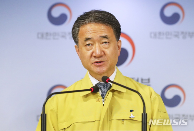 [서울=뉴시스]박능후 중앙재난안전대책본부 1차장 겸 보건복지부 장관이 5일 서울 종로구 정부서울청사에서 코로나19 대응 정례브리핑을 하고 있다. 2020.07.05. photo@newsis.com