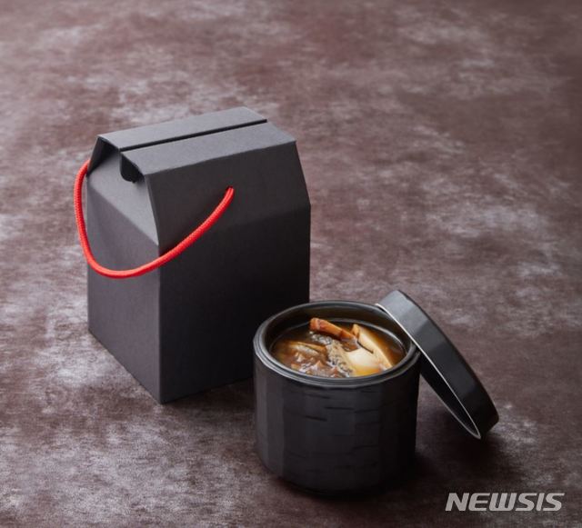 [서울=뉴시스]서울 웨스틴조선 '홍연'의 ‘불도장 도시락'