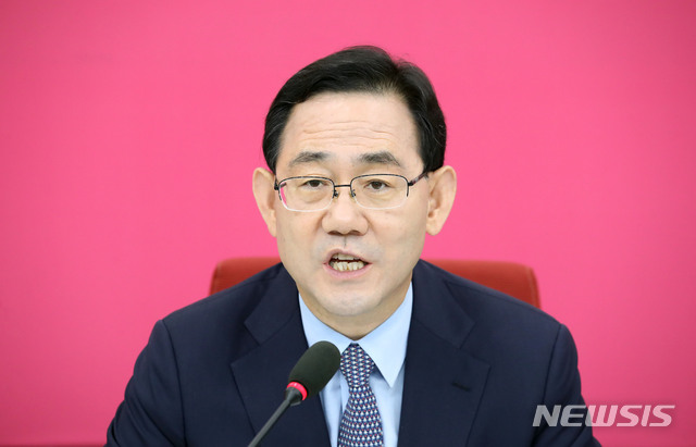 [서울=뉴시스] 김진아 기자 = 주호영 미래통합당 원내대표가 5일 서울 여의도 국회에서 기자간담회를 하고 있다. 2020.07.05. bluesoda@newsis.com