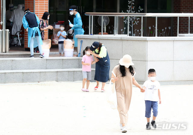 [서울=뉴시스] 이영환 기자 = 5일 오전 서울 중랑구 묵현초등학교에서 학생들이 신종 코로나바이러스 감염증(코로나19) 검사를 받은 후 이동하고 있다. 중랑구는 4일 묵현초 학생 1명이 코로나19 확진판정을 받았다고 밝혔다. 2020.07.05.&nbsp; 20hwan@newsis.com