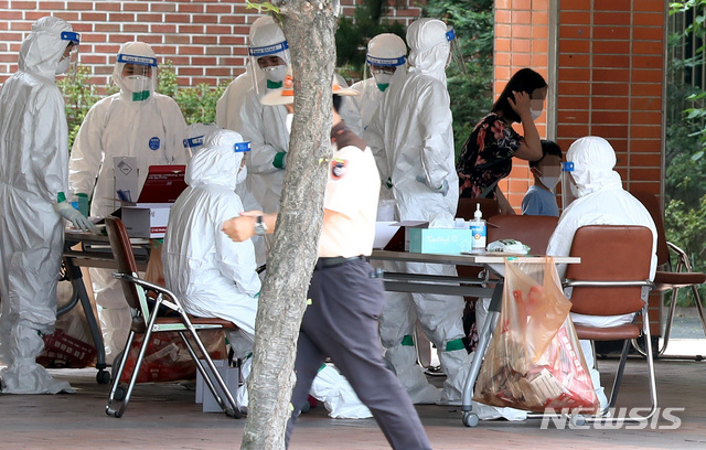 [서울=뉴시스] 이영환 기자 = 지난 5일 오전 서울 중랑구 묵현초등학교에서 학생들이 신종 코로나바이러스 감염증(코로나19) 검사를 받은 후 이동하고 있다. 중랑구는 4일 묵현초 학생 1명이 코로나19 확진판정을 받았다고 밝혔다. 2020.07.05.&nbsp; 20hwan@newsis.com