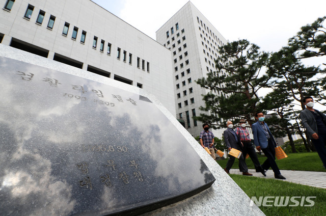 추미애 "윤석열, 지시이행 아니다"…독립수사 단칼 거절