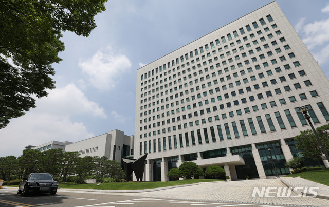 [서울=뉴시스]홍효식 기자 = 추미애 법무부 장관의 '검언유착 의혹' 수사지휘권 수용 여부를 두고 윤석열 검찰총장이 지난 3일 전국 검사장들의 의견을 청취했다. 대검은 회의에서 나온 의견을 취합해 오는 6일(내일)까지 윤석열 총장에게 보고할 계획이다. 사진은 5일 서울 서초구 대검찰청 모습. 2020.07.05. yesphoto@newsis.com