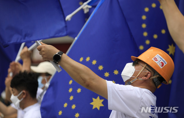 [서울=뉴시스] 박민석 기자 = 신중국연방 지지자들이 5일 오후 서울 중구 중국대사관 인근에서 홍콩 보안법 반대 집회를 열고 있다. 2020.07.05. mspark@newsis.com