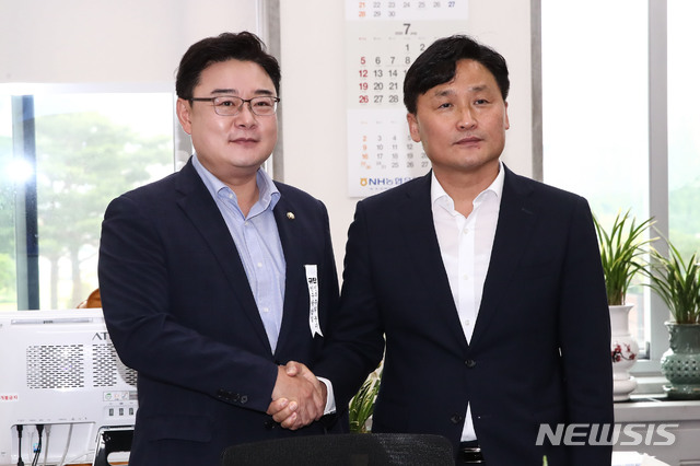 [서울=뉴시스] 김진아 기자 = 김영진 더불어민주당 원내수석부대표와 김성원 미래통합당 원내수석부대표가 5일 오후 서울 여의도 국회에서 열린 여야 원내수석 회동 자리에서 악수를 하고 있다. 2020.07.05. photo@newsis.com