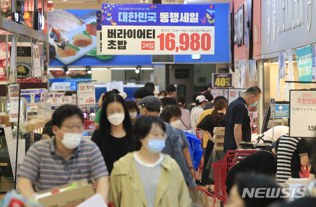 [서울=뉴시스] 박민석 기자 = 대한민국 동행세일 2주차 주말을 맞은 5일 오후 서울 시내의 한 대형 마트에서 많은 시민들이 상품을 고르고 있다. 2020.07.05.&nbsp;&nbsp; mspark@newsis.com