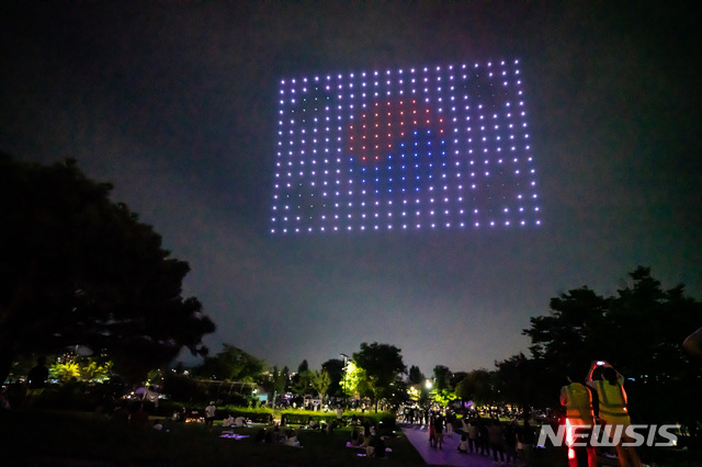 [서울=뉴시스] 고승민 기자 = 4일 저녁 서울 여의도 한강공원에서 열린 국토교통부 드론 플래시몹에서 400여대의 드론이 한강 위 다양한 문양과 '힘내라 대한민국', '의료진 덕분에' 등의 메시지로 밤하늘을 수놓고 있다. (사진=국토교통부 제공) 2020.07.05.photo@newsis.com