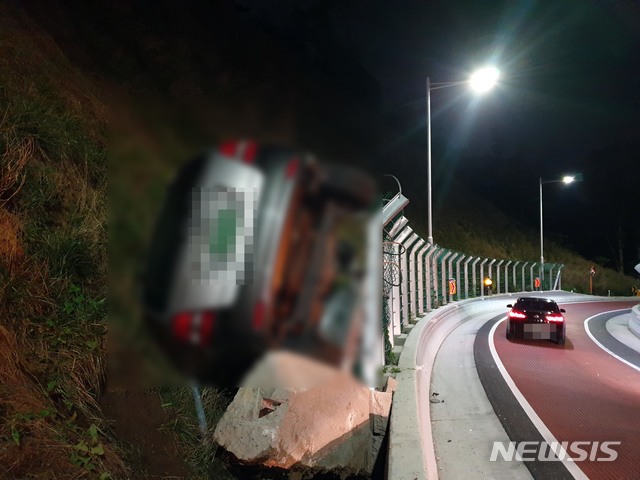 [부산=뉴시스] 5일 오후 9시 20분께 부산 금정구 윤산터널 앞 번영로 합류지점에서 코란도 차량이 쏘렌토 차량와 충돌한 이후 쏘렌토 차량이 도로 옆 경계석을 넘어 산쪽으로 올라가면서 전도됐다. (사진=부산경찰청 제공) 