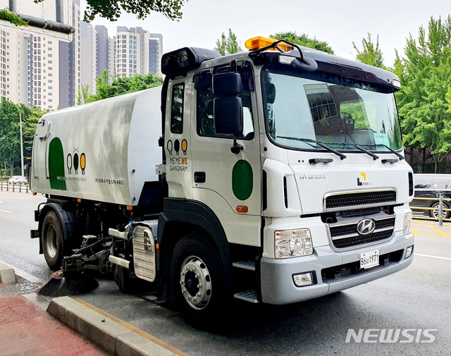 [서울=뉴시스] 서울 강남구의 노면청소차. (사진=서울 강남구 제공) 2020.07.06. photo@newsis.com 