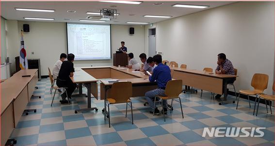 [진주=뉴시스] 한국실크연구원 제조 중소기업 바우처사업 설명회.