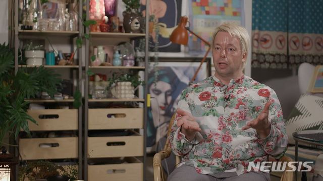 [서울=뉴시스] MBC 에브리원 예능 프로그램 '어서와 한국은 처음이지?' 특별판 '어서와 한국살이는 처음이지'에 출연한 스웨덴 출신 인테리어 디자이너 안톤 (사진=MBC에브리원 제공) 2020.07.06. photo@newsis.com