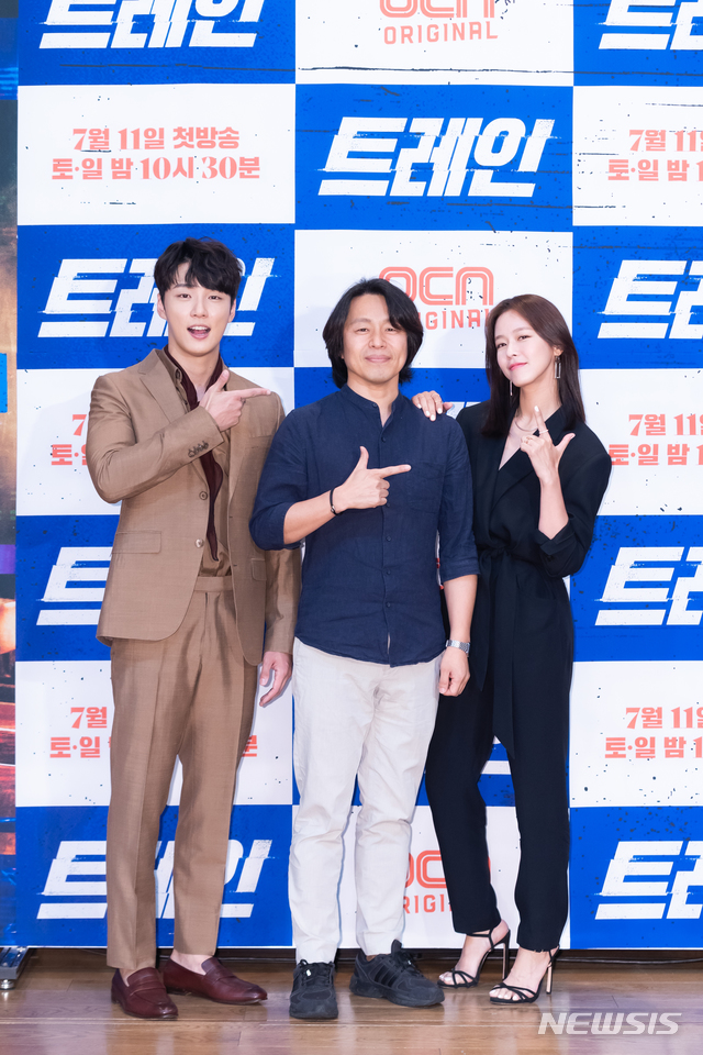 [서울=뉴시스] [서울=뉴시스] 류승진 감독, 배우 윤시윤, 배우 경수진. (사진 = OCN 제공) 2020.07.06. photo@newsis.com