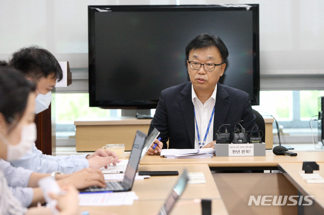 [전주=뉴시스] 김민수 기자= 전병순 전북도 혁신성장산업국장이 6일 전북 탄소융복합산업 규제자유특구 지정 확정과 관련해 브리핑을 하고 있다. 2020.07.06 photo@newsis.com