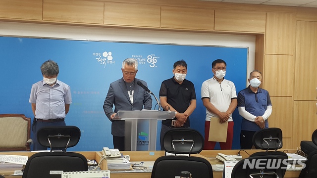 경기 의정부 개인택시운송사업조합이 의정부시청 브리핑룸에서 기자회견을 열고 있다.