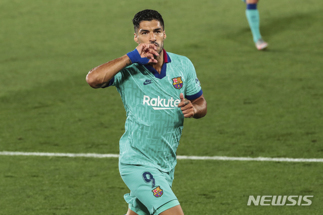 [비야레알(스페인)=AP/뉴시스]스페인 프로축구 FC바르셀로나의 공격수 루이스 수아레스가 이탈리아 세리에A 유벤투스로 이적할 가능성이 제기됐다. 