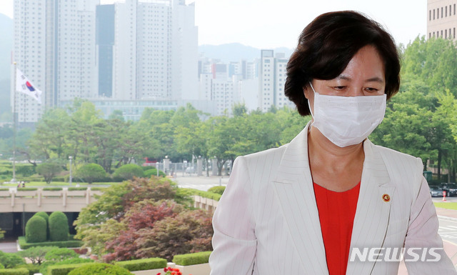 [과천=뉴시스]박주성 기자 = 추미애 법무부장관이 지난 6일 오전 경기 과천시 법무부 청사로 출근을 하고 있다. 2020.07.06. park7691@newsis.com