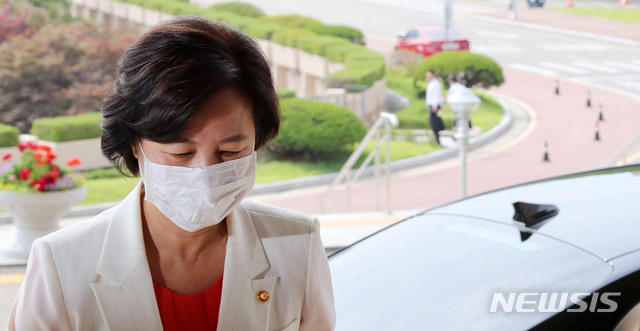 [과천=뉴시스]박주성 기자 = 추미애 법무부 장관이 6일 오전 경기 과천시 법무부 청사로 출근을 하고 있다. 2020.07.06.&nbsp; park7691@newsis.comㅊ