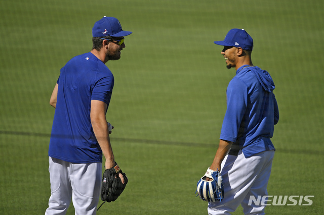 [로스앤젤레스=AP/뉴시스] 메이저리그 LA 다저스의 코디 벨린저(사진 왼쪽)와 무키 베츠. 2020.07.05