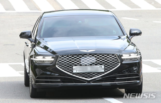 [서울=뉴시스] 조수정 기자 = 윤석열 검찰총장이 탄 관용차량이 6일 오전 서울 서초동 대검찰청으로 들어가고 있다. 윤총장은 빠르면 6일 검언 유착 의혹 사건과 관련 '손을 떼라'는 취지의 추미애 법무부 장관 수사지휘에 대한 입장을 내 놓을 것으로 보인다. 2020.07.03. chocrystal@newsis.com