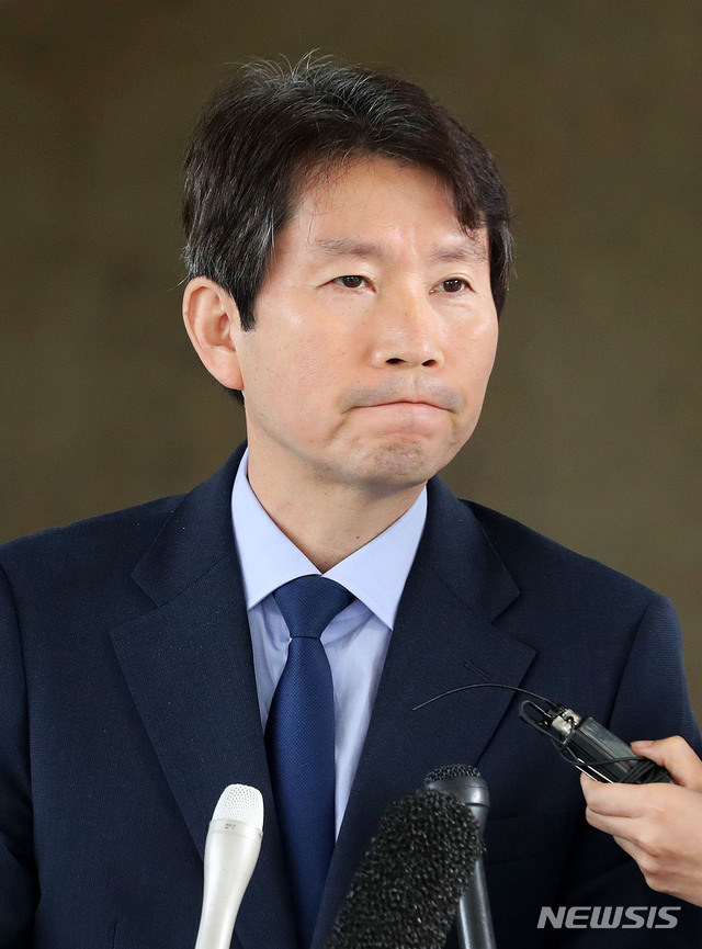 [서울=뉴시스]홍효식 기자 = 이인영 통일부 장관 후보자가 6일 오전 서울 종로구 남북회담본부에 마련된 인사청문회 준비 사무실로 출근해 취재진 질문에 답하고 있다. 2020.07.06. yesphoto@newsis.com