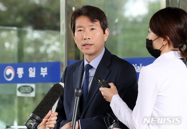 [서울=뉴시스]홍효식 기자 = 이인영 통일부 장관 후보자가 6일 오전 서울 종로구 남북회담본부에 마련된 인사청문회 준비 사무실로 출근해 취재진 질문에 답하고 있다. 2020.07.06.&nbsp; yesphoto@newsis.com