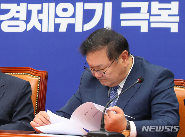 [서울=뉴시스] 장세영 기자 = 김태년 더불어민주당 원내대표가 6일 서울 여의도 국회에서 열린 더불어민주당 최고위원회의에 참석해 자료를 확인하고 있다. 2020.07.06. photothink@newsis.com