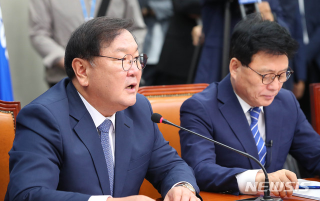 [서울=뉴시스] 장세영 기자 = 김태년 더불어민주당 원내대표가 6일 서울 여의도 국회에서 열린 더불어민주당 최고위원회의에 참석해 현안관련 발언을 하고 있다. 2020.07.06. photothink@newsis.com
