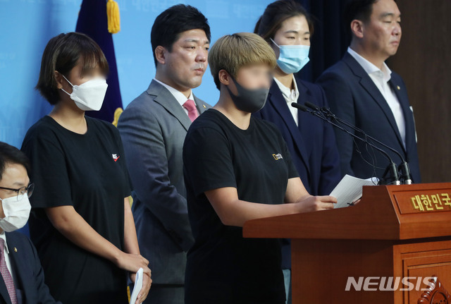 [서울=뉴시스] 김진아 기자 = 고(故) 최숙현 선수 사건 관련 추가 피해자들이 6일 서울 여의도 국회 소통관에서 팀 내 가혹행위로 극단적 선택을 한 고 최숙현 선수 관련 기자회견을 하고 있다. 2020.07.06. bluesoda@newsis.com