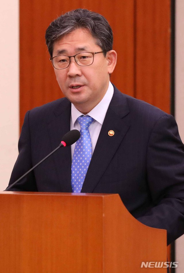 [서울=뉴시스]김선웅 기자 = 박양우 문체부 장관이 6일 오전 서울 여의도 국회에서 열린 故 최숙현 선수 사망 사건과 관련해 열린 문화체육관광위원회에서 현안보고를 하고 있다. 2020.07.06. mangusta@newsis.com