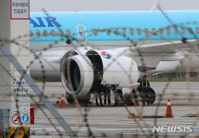 [제주=뉴시스]우장호 기자 = 6일 오전 제주국제공항에 대한항공 KE1952편이 기체 결함으로 회항해 정비를 받고 있다. 이 항공기는 9시18분께 이륙했지만, 엔운항 중 엔진 결함이 발견돼 40분만에 회항했다. 2020.07.06. woo1223@newsis.com