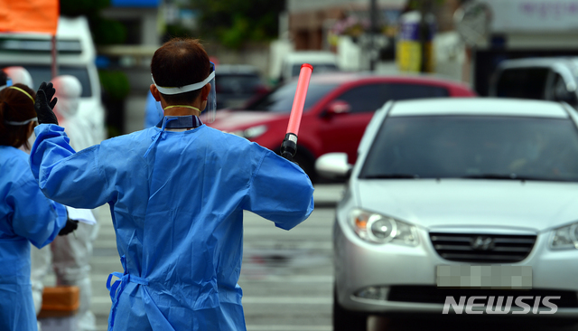 [광주=뉴시스] 류형근 기자 = 광주에서 첫 미취학 아동 2명이 신종 코로나바이러스 감염증(코로나19) 확진 판정을 받은 가운데 6일 오전 동구청사 주차장에서 드라이브 스루 방식으로 직·간접접촉자 검사를 하고 있다. 2020.07.06. hgryu77@newsis.com
