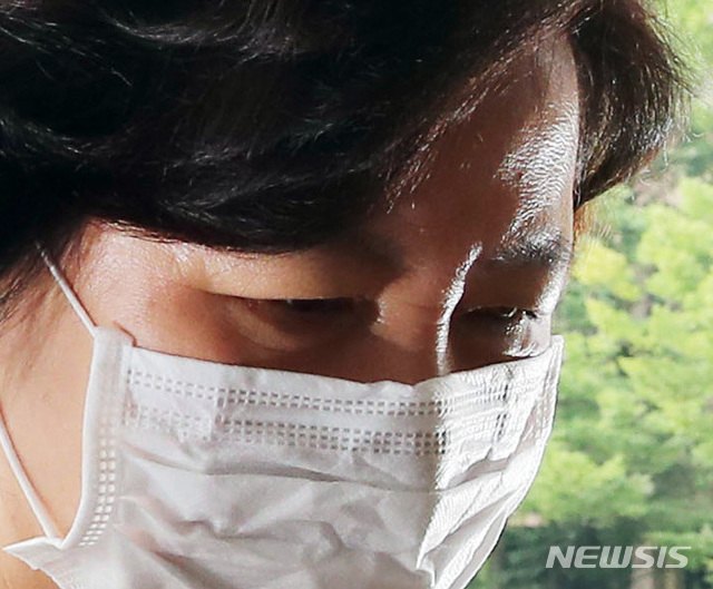 [과천=뉴시스]박주성 기자 = 추미애 법무부 장관이 6일 오전 경기 과천시 법무부 청사로 출근을 하고 있다. 2020.07.06. park7691@newsis.com